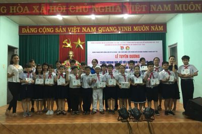 Lễ tuyên dương Cháu ngoan Bác Hồ cho 30 đội viên, nhi đồng tiêu biểu tại UBND phường Thanh Khê Tây.