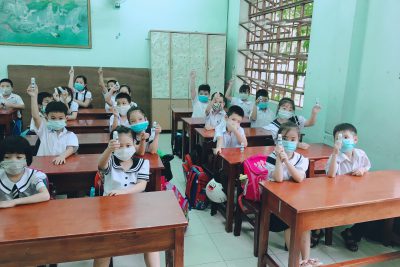 Học sinh trường Tiểu học Lê Văn Tám trong ngày đầu tiên trở lại trường sau thời gian dài nghỉ hè do dịch COVID-19.